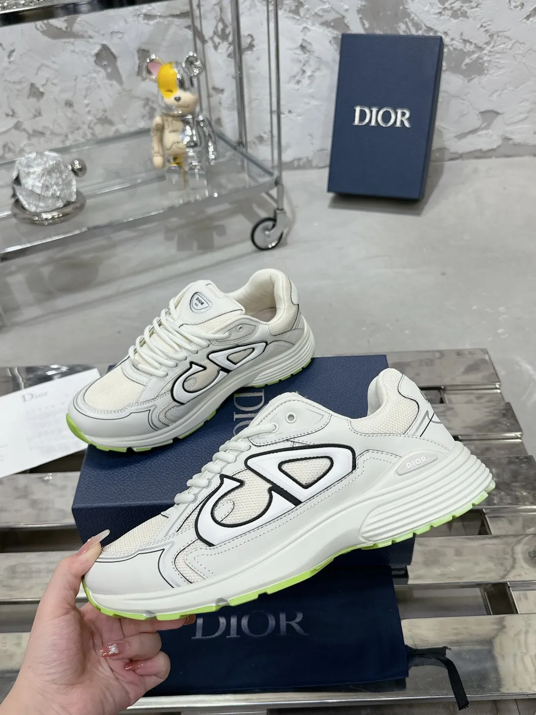 Men's men's shoes 💰600❤️❤️❤️High version Dior Dior's latest color matching B30 series reflective dad sneakers original 17380💰 purchased for development and production Brand new B30 sneakers Dad Shoes style shoes that follow the trend of the retro market The Dior logo on the tongue also indicates that this pair of shoes is the B30 model! B30 uses fine-textured leather and mesh cloth materials to form a shoe body. There are conspicuous letters CD on both sides of the shoe body to indicate identity. Many lines on the shoe body outline details to make the shoes look less monotonous and full of retro flavor. The delivery counter is exquisitely packaged🛍📦 ▪️Fabric: Original customized technical fabric + mesh ▪️Inner lining: Customized breathable lining ▪️Outsole: Original molded IP foam + TPU outsole ▪️Sole thickness: 3.5CM ▪️Size: Women’s size 35-40 / Men’s size 39-46